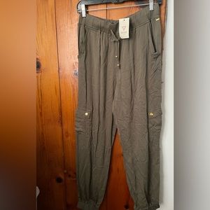 NWT Guess olive cargos .